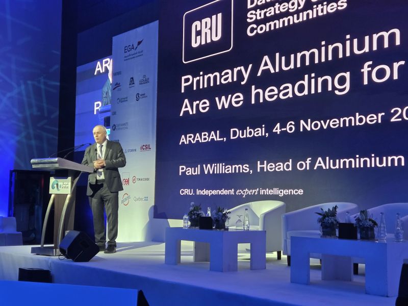 CRU铝价值链负责人Paul Williams在迪拜第26届ARABAL会议上发表演讲