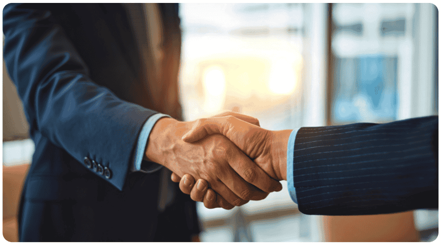 Dos profesionales de negocios dándose la mano, representando por qué las organizaciones eligen CRU para la Transición Energética y la Descarbonización.